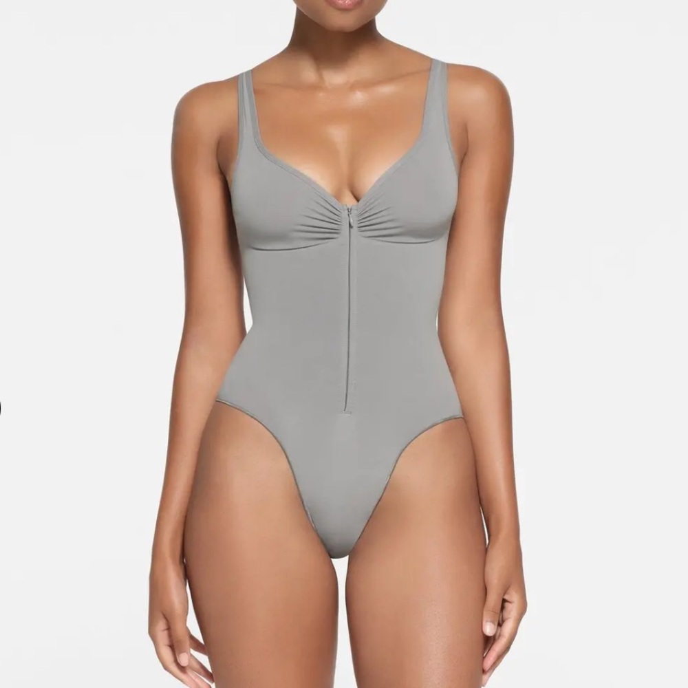 SKIMS *NWOB Seamless Sculpt Zip Front BODYSUIT